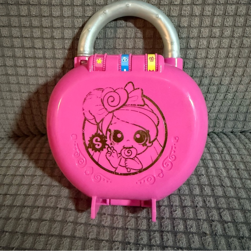 Shopkins Lil' Secrets - Pretty Petals Series 1 Mini-Lock Playset (Moose)
